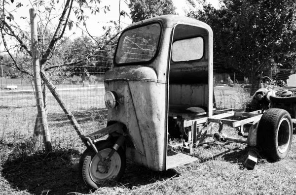 Máquina de futuro oxidado blanco y negro —  Fotos de Stock