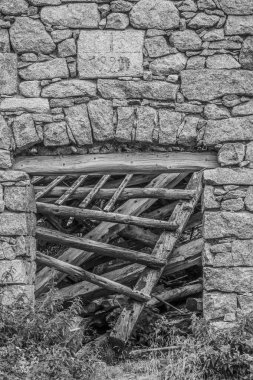 Siyah beyaz terk edilmiş harabeler