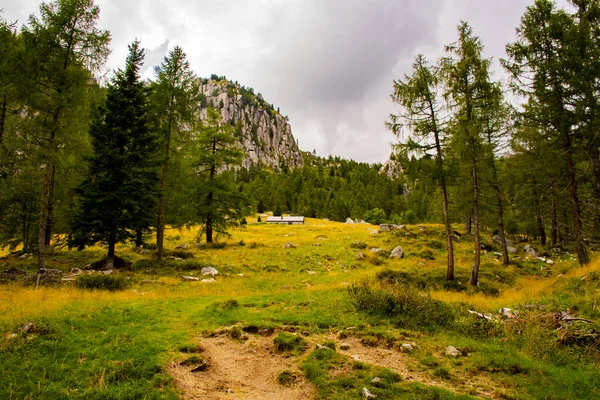 Prati montagne e rifugi cinque — Foto Stock