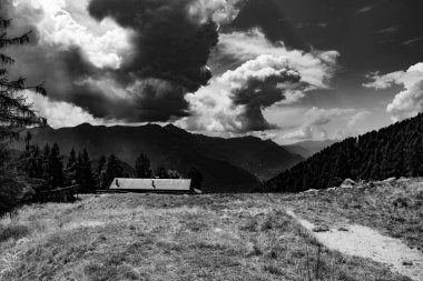 Tehdit gökyüzü siyah ve beyaz