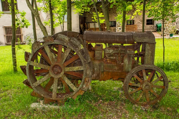 Close Van Een Oude Roestige Tractor Afgedankt Verlaten Tussen Bomen — Stockfoto