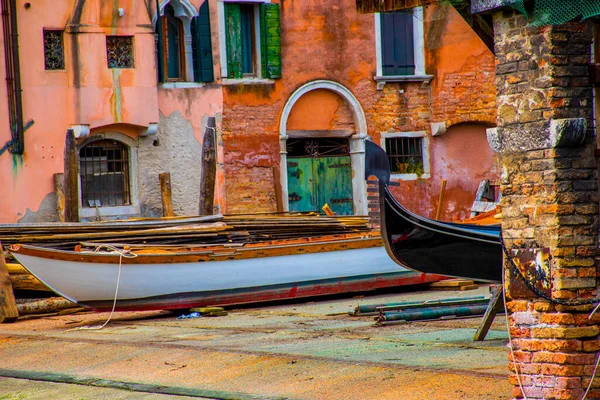 Imagen Del Arco Góndola Restaurada Con Otros Barcos Madera Venecia — Foto de Stock