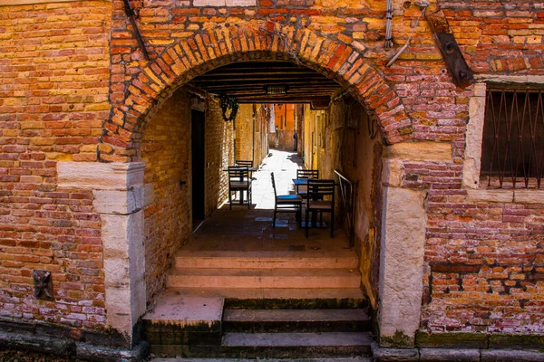 Маленький Куток Усередині Венеціанської Вулиці Дерев Яними Столами Стінами Цегли — стокове фото