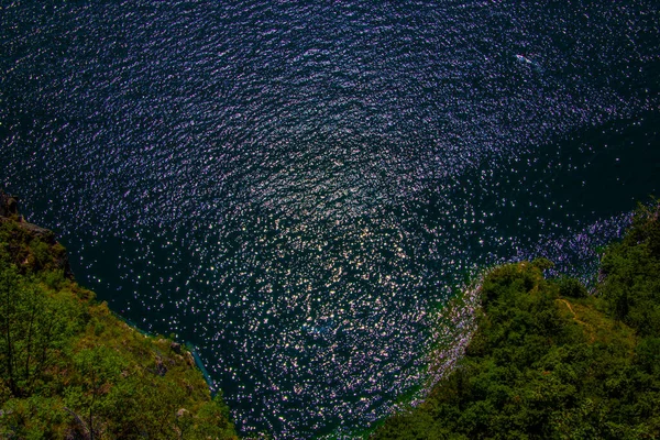 Kanot Flyter Lugnt Det Lugna Blå Vattnet Sjön Garda Solig — Stockfoto