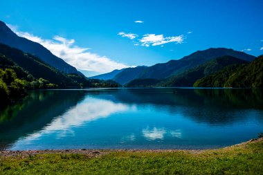 İtalyan, Trento 'daki Alpler' de duba tekneleri, köyleri ve bir dağ gölünün günlük hayatıyla Ledro Gölü 'nün güzel manzarası.