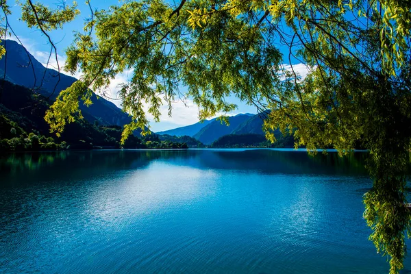 그리고 이탈리아 트렌토의 알프스 산맥에 호수의 의생활 모습이 호수의 아름다운 — 스톡 사진