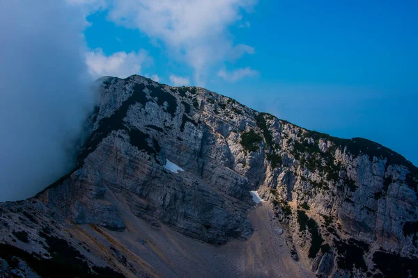 Bílé Mraky Vrcholcích Benátských Předalp Řetězu Monte Baldo Jezeře Garda — Stock fotografie