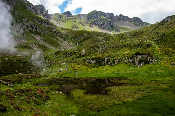 Danau Alpen Kecil Antara Ladang Hijau Dan Batu Granit Abu — Stok Foto