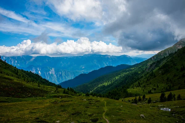 Granitgipfel Mit Pfad Erheben Sich Von Grünen Und Rot Blühenden — Stockfoto