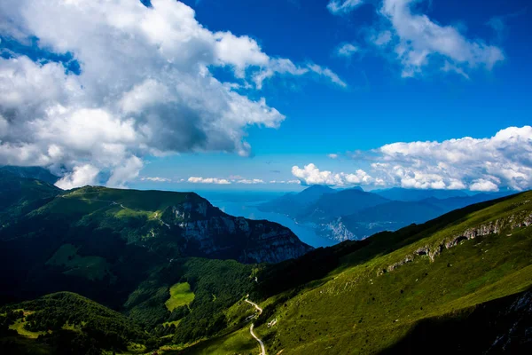 Widok Jezioro Garda Między Skałami Chmurami Błękitnym Niebem Monte Altissimo — Zdjęcie stockowe