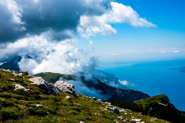 Vista Del Lago Garda Entre Rocas Nubes Cielo Azul Monte — Foto de Stock