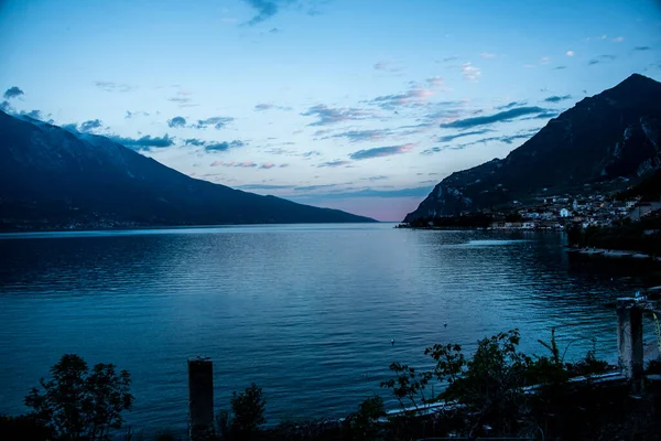 Spokojny Zachód Słońca Górami Nad Jeziorem Limone Del Garda Brescia — Zdjęcie stockowe