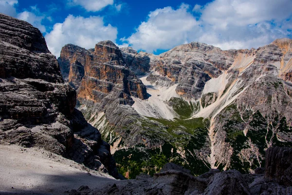 Piękny Obraz Błękitnego Nieba Które Jest Tłem Pięknych Szczytów Dolomitów — Zdjęcie stockowe