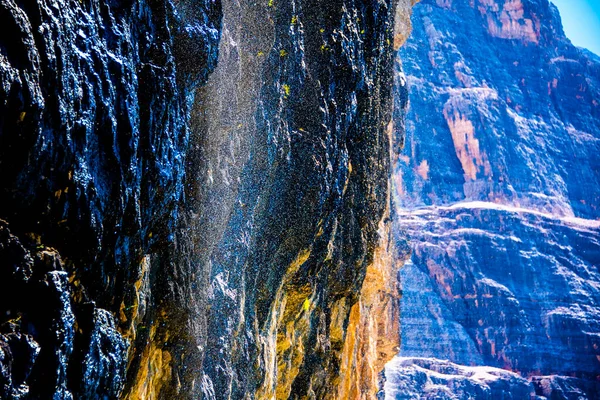Чисті Краплі Води Розливаються Водоспадів Джерелах Валь Травенізів Доломітах Кортіна — стокове фото
