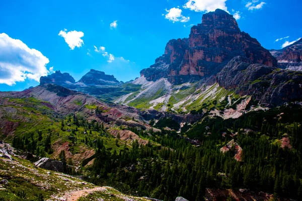 Blauer Himmel Mit Weißen Wolken Umgeben Die Rosa Gipfel Der — Stockfoto