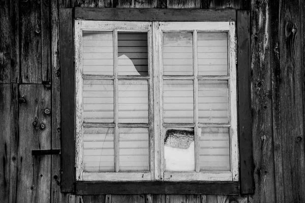 Foto Eines Weißen Holzfensters Mit Glasscherben Schwarz Weiß — Stockfoto