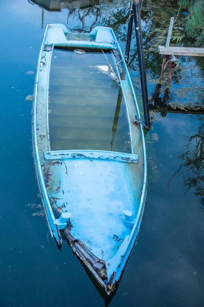 Petit Bateau Pêche Bois Abandonné Presque Coulé Sur Lagon Marécageux — Photo