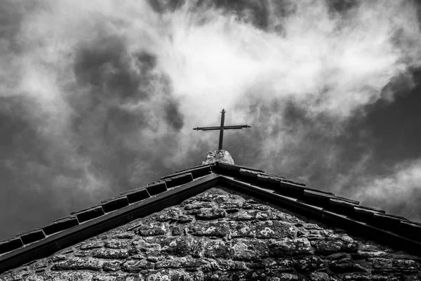 Pequena Cruz Ferro Telhado Igreja San Michele Arcangelo Contra Céu — Fotografia de Stock