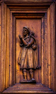 Sansepolcro, Arezzo, Toskana, İtalya 'daki kilise portalındaki hacıyı gösteren ahşap oyma.