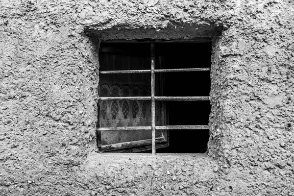 Altes Holzfenster Mit Glasscherben Und Alter Schälwand Aus Der Zeit — Stockfoto