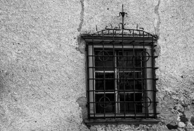İtalya, Caldaro Bolzano 'da dövülmüş demir bir kafesin içinde antik ahşap pencere kapatıldı.