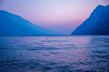 Günbatımından hemen önce Garda Gölü, Trento, İtalya