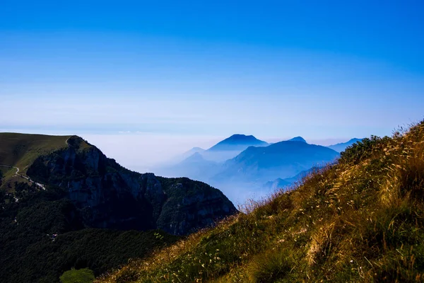 阿尔卑斯山的山峰环绕着加尔达湖 周围笼罩着浓雾 蓝天环绕着意大利特伦托的阿尔蒂西莫山 — 图库照片