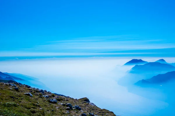 Garda Gölü etrafındaki Alpler 'in zirveleri, Monte Altissimo, Trento, İtalya' dan görünen mavi gökyüzü ile çevrili.