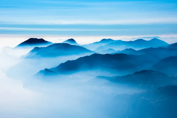 Garda Gölü etrafındaki Alpler 'in zirveleri, Monte Altissimo, Trento, İtalya' dan görünen mavi gökyüzü ile çevrili.