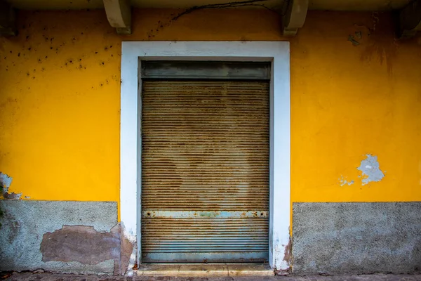 Antigo Obturador Fechado Enferrujado Situado Uma Parede Amarela Ocre Riva — Fotografia de Stock