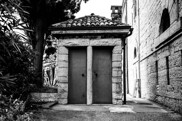 Entrada Una Pequeña Casa Mármol Con Dos Puertas Cerradas Hierro — Foto de Stock