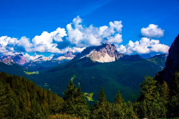 Dolomity Wokół Cortina Ampezzo Wyróżniają Się Tle Błękitnego Nieba Otoczonego — Zdjęcie stockowe