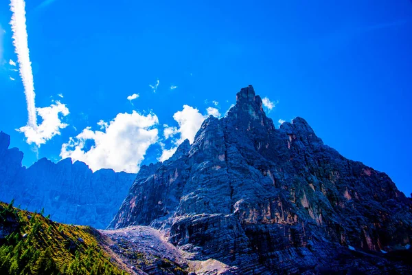 Los Dolomitas Alrededor Cortina Ampezzo Destacan Contra Cielo Azul Rodeado —  Fotos de Stock