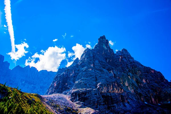 Dolomites Cortina Ampezzo Stand Out Blue Sky Surrounded White Clouds — Stock Photo, Image