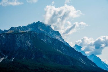 Dolomitlerin zirveleri Cortina D 'Ampezzo, Belluno, İtalya çevresinde bulutlarla kaplıydı.