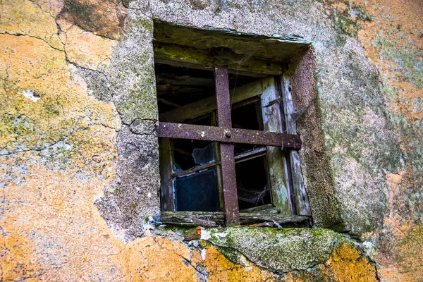 Pequeña Ventana Abierta Con Cruz Hierro Cerca Sestri Levante Génova —  Fotos de Stock