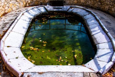 Castegnero, Vicenza, Veneto, İtalya çevresindeki tepelerde bir çeşmenin havzası.