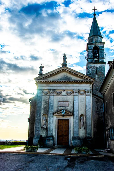 Фасад Церкви Дзвіницею Пагорбах Біля Кастегнеро Віченца Венето Італія — стокове фото