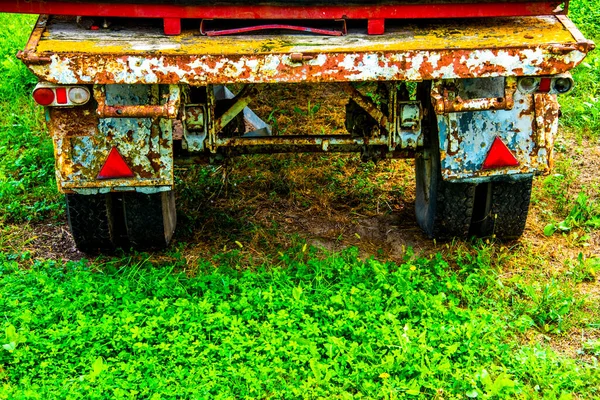 Achterkant Van Oude Peeling Verlaten Vrachtwagen Aanhangwagen — Stockfoto