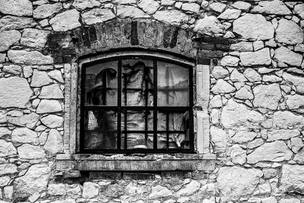 Vintage Fenster Einer Alten Scheune Mit Glasscherben Und Rostigem Geländer — Stockfoto