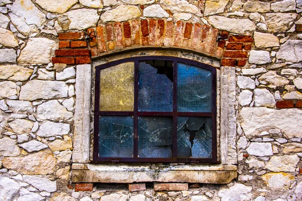 Fenêtre Vintage Une Ancienne Grange Avec Verre Cassé Balustrade Rouillée — Photo