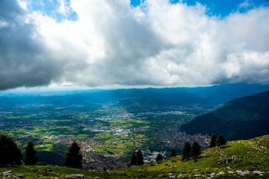 Caltrano, Vicenza, Veneto, İtalya 'daki dağların yeşili ile muhteşem beyaz bulutlar oluşturur.