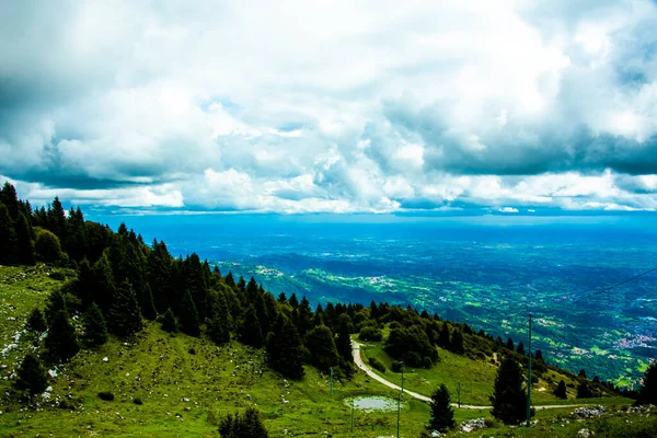 素晴らしい白い雲は カルトロ ヴィチェンツァ ヴェネト イタリアの山々の緑と壮大な形を形成します — ストック写真