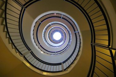 Ofisler arasında spiral merdiven