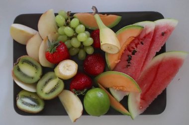 Dikdörtgen bir tabakta meyve