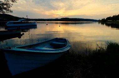 Göl kenarında tekne