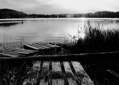 Göl kenarındaki tahtalar