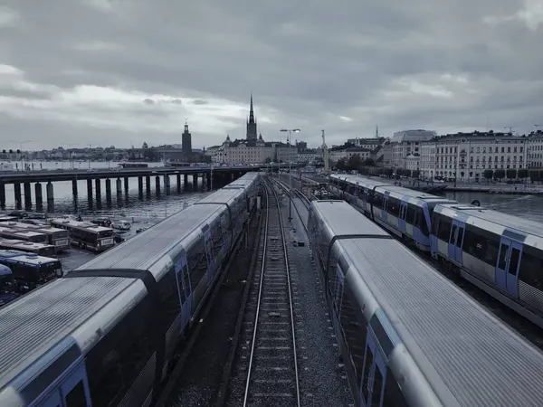 Tunnelbanetåg Molnig Himmel — Stockfoto