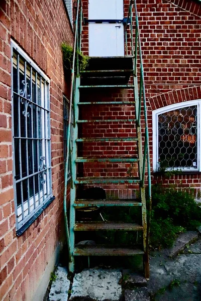 Σκάλα Και Παράθυρο Και Ένας Τοίχος Από Τούβλα — Φωτογραφία Αρχείου