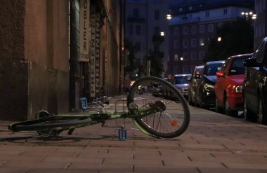 Kaldırım üzerinde düşmüş Bisiklet